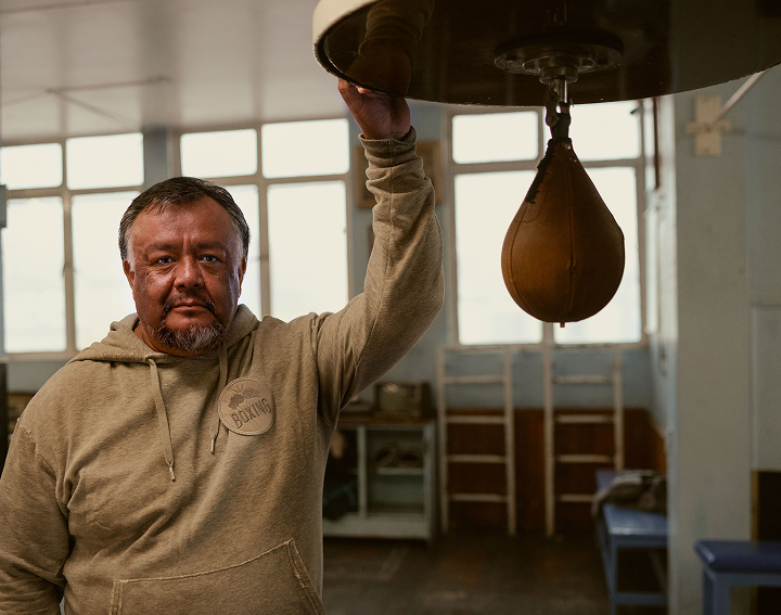 Imagen de entrenador de boxeo mirando hacia el frente