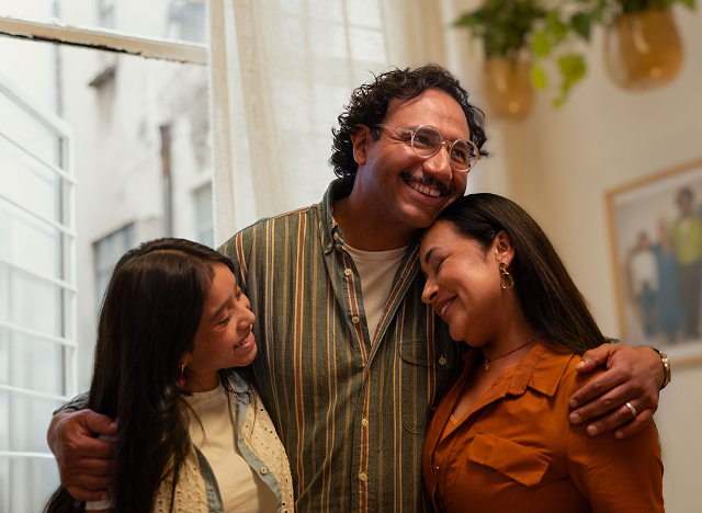 Imagen de hombre abrazando a su familia